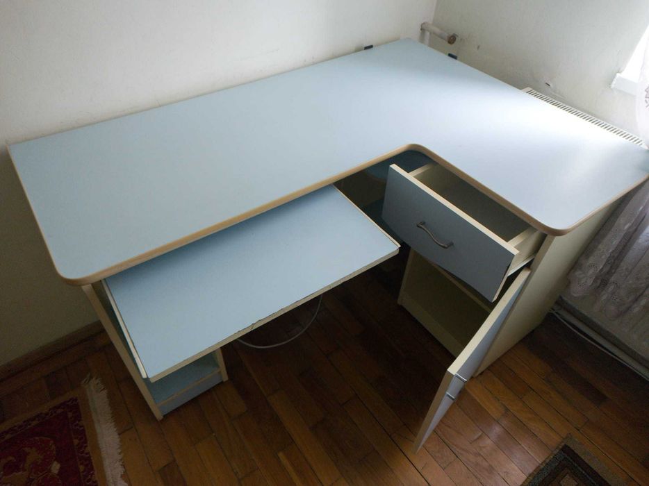 Dormitor tineret, bleu cu alb, cu pat, saltea cu arcuri, huse si birou. Stare foarte buna