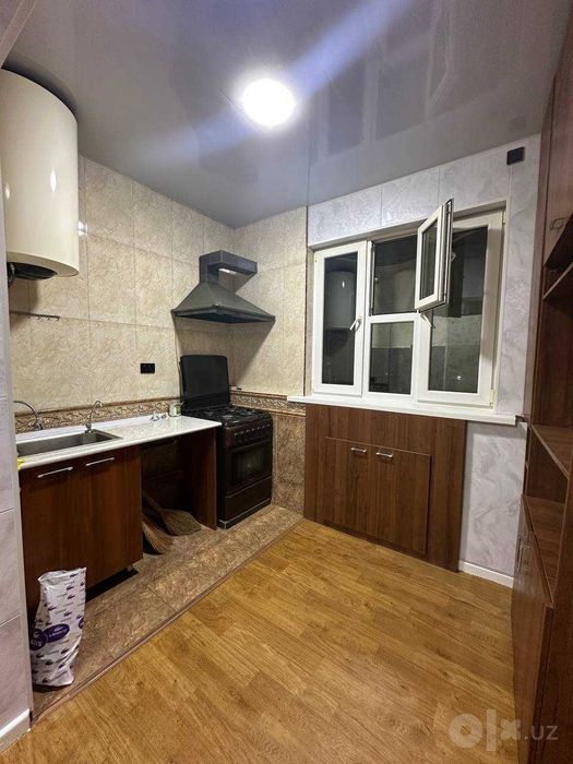 Продаю квартиру.ЮНУСАБАД-12 м ТУРКИСТОН 2/2/4  Квадратная прихожка