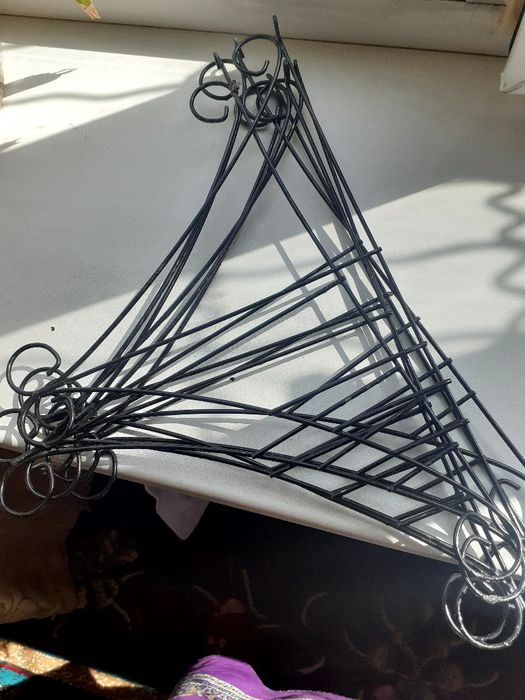 Настенные  полки  для  цветов.