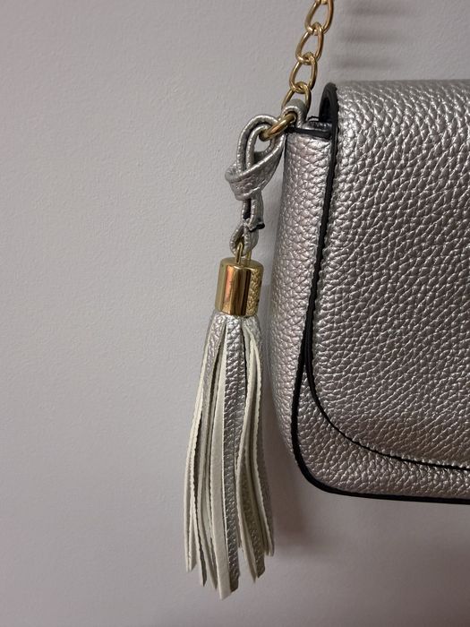 Сива ефектна чанта с пискюл
