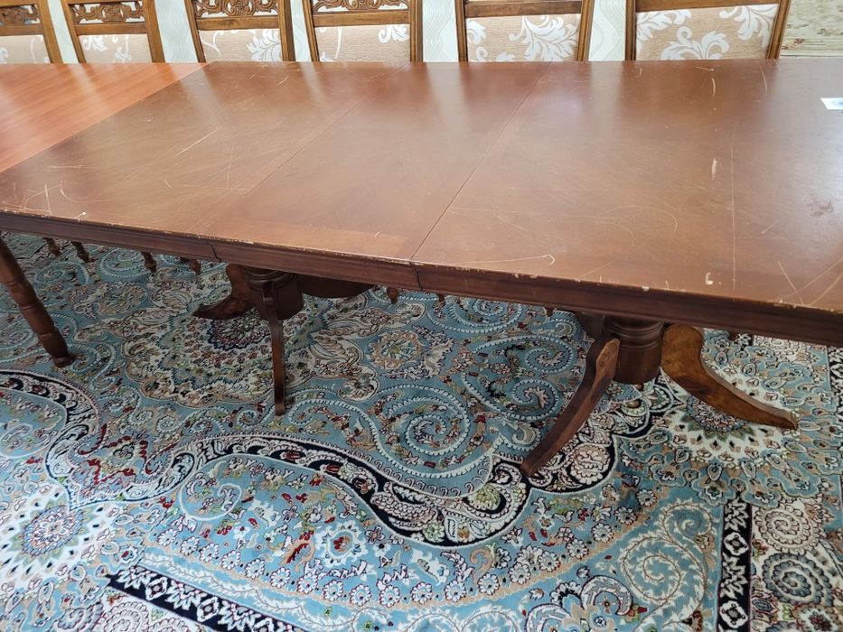 Стол и стулья для гостинной