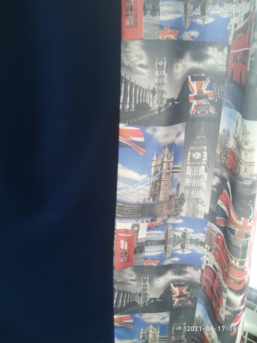 Шторы в красном и синем цветах