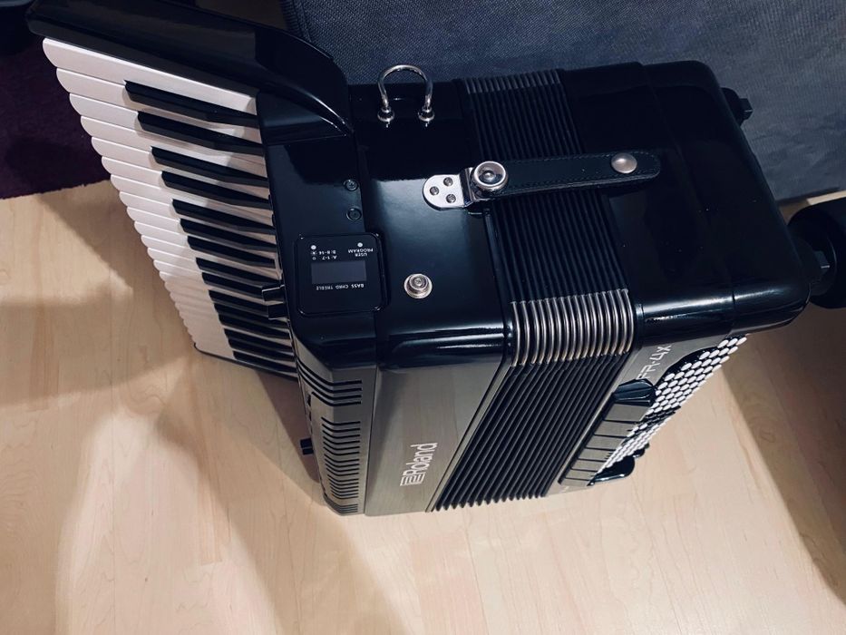 Vând acordeon digital Roland FR-4x,  în stare impecabilă.