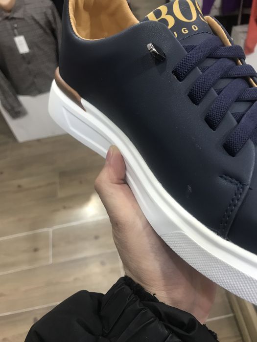 Обувь спортивние