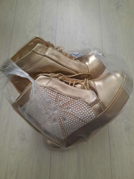 Даром отдам обувь 37. Просто так отдам.