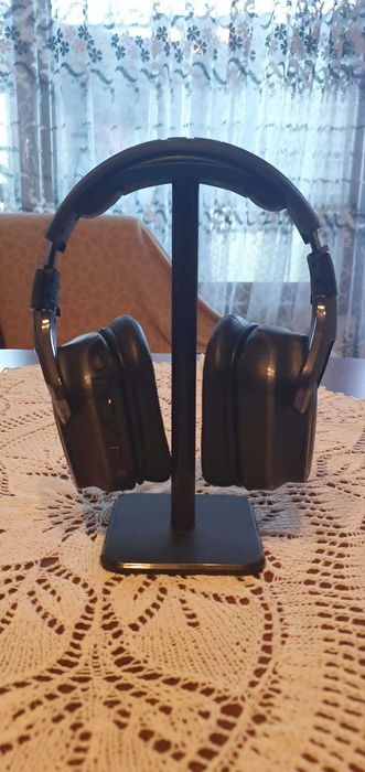 Logitech G935 безжични геймърски слушалки с оригиналната кутия и стойка