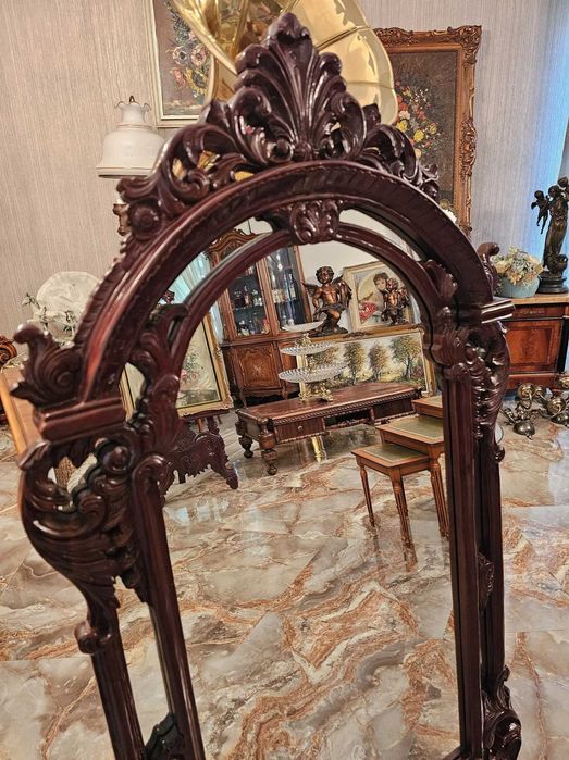 Oglinda cu rama din lemn de mahon.