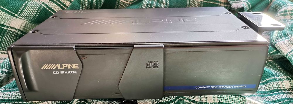 Alpine 5960 CD авто чейнджър, произведен в Япония