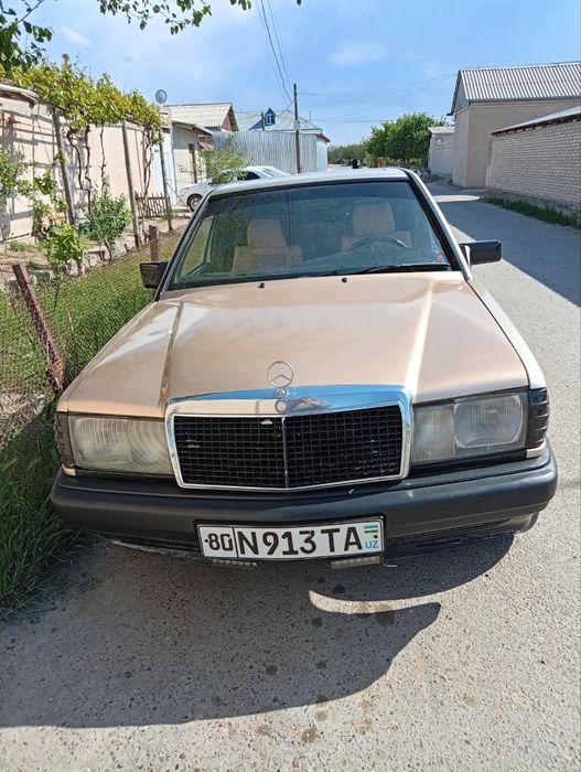 Mercedes- Benz 190 rusumli avtotransport vositasi sotiladi