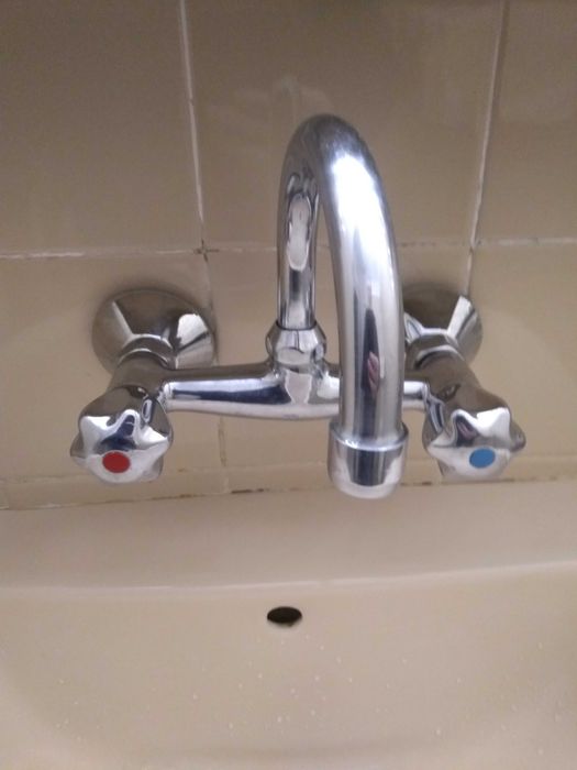 смесител стенен с керамични глави