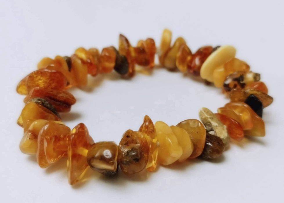 Veche bratara chips din chihlimbar natural baltic cu fragmente brute si slefuite elastica , in nuante de cognac, butterscot, brun