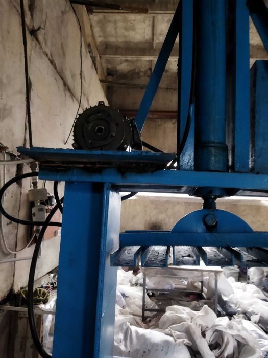 Гидравлический пресс для прессования тюков