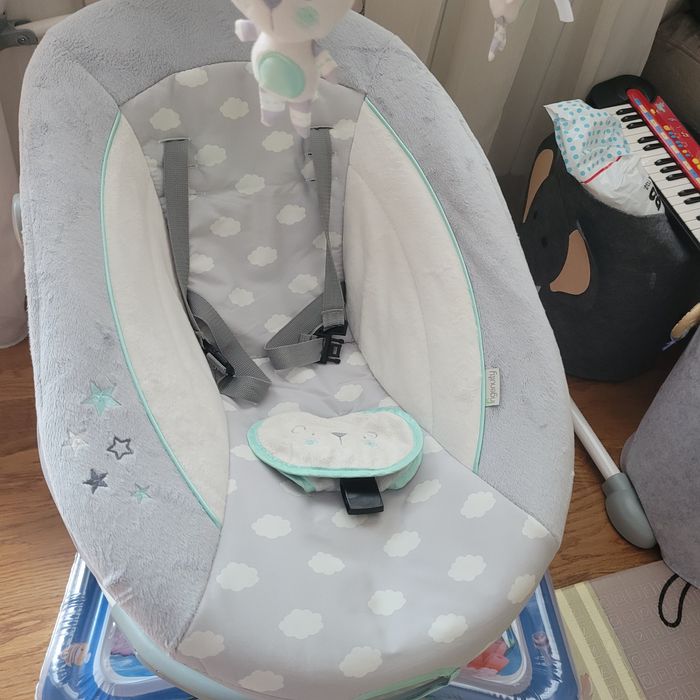 Продавам ел. Бебешка люлка 2 в 1 Ingenuity