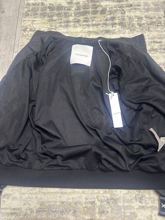 Vind geaca Richmond mărimea xl nou original neagra