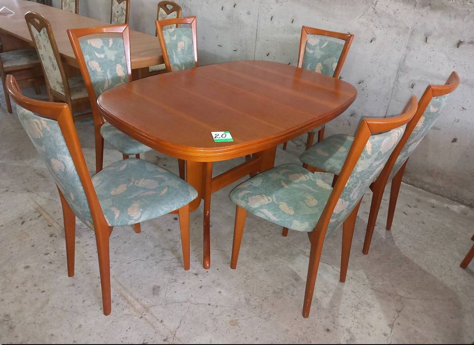 Комплект масивна разтегателна маса с 6 стола.
Внос.
Размери 100/150/19