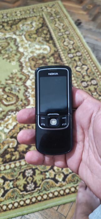 Telefoane Nokia 6230i și Nokia 8600 luna