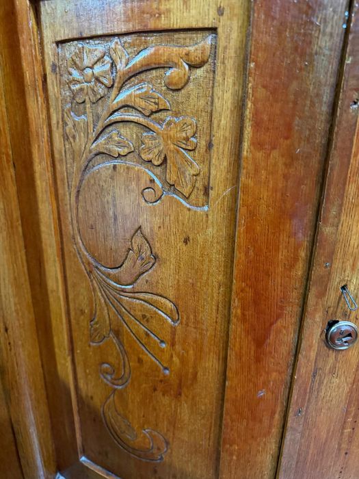 Продаётся стариный дубовый буфет