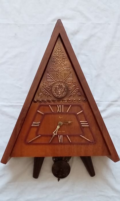 Продам часы настенные с боем.