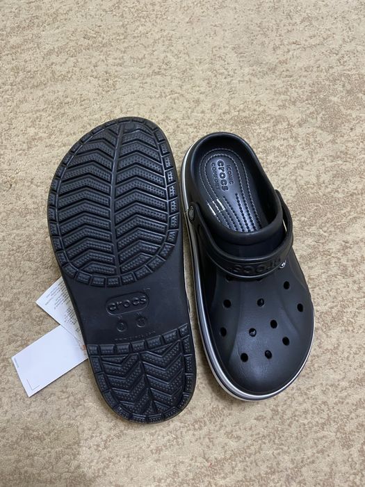 Crocs тапочки.
