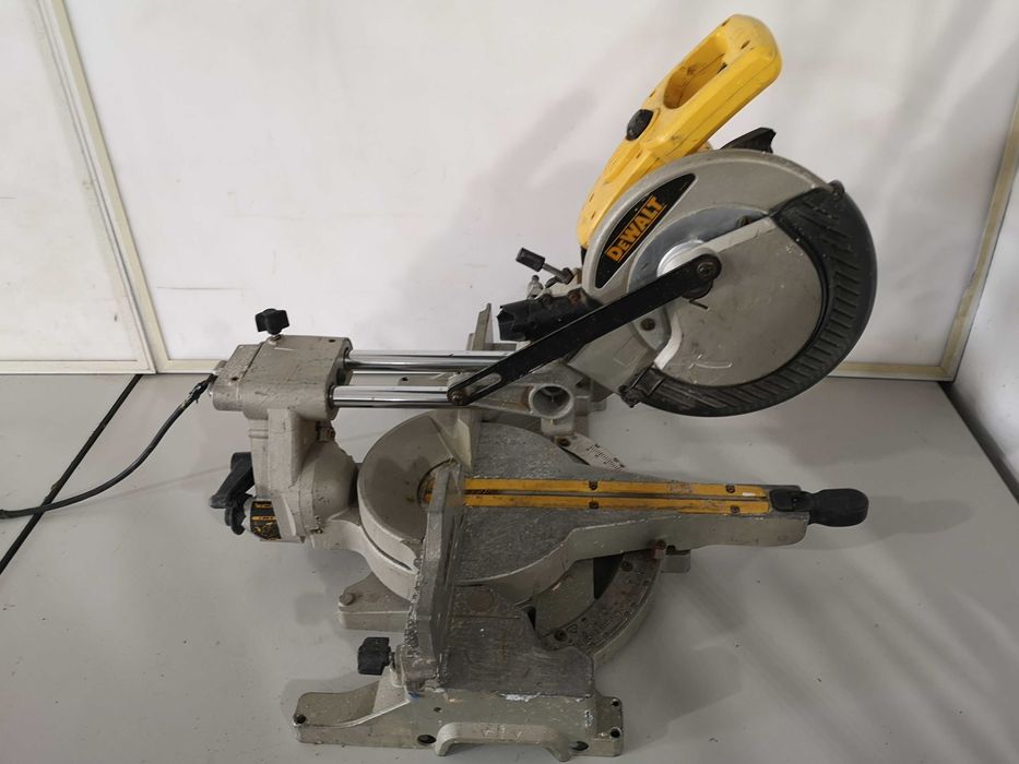 Циркуляр пендула - Dewalt 1600W / 216mm