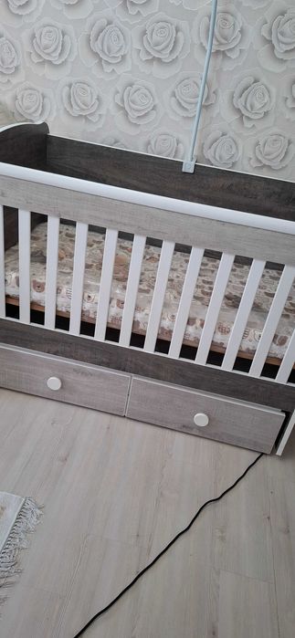 Люлееща се кошара легло с шкафчета