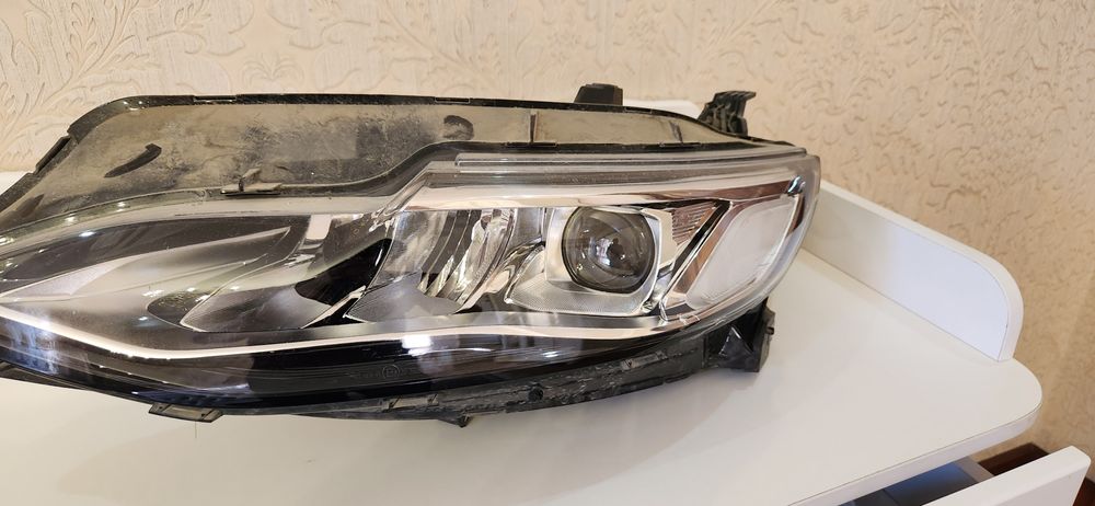 Продается оригинал фара от малибу Premier продается из-за царапины