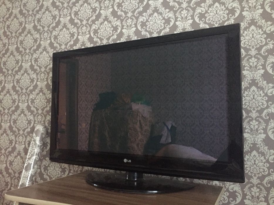 Телевизор LG. В отличном состоянии. Диагональ 107см.