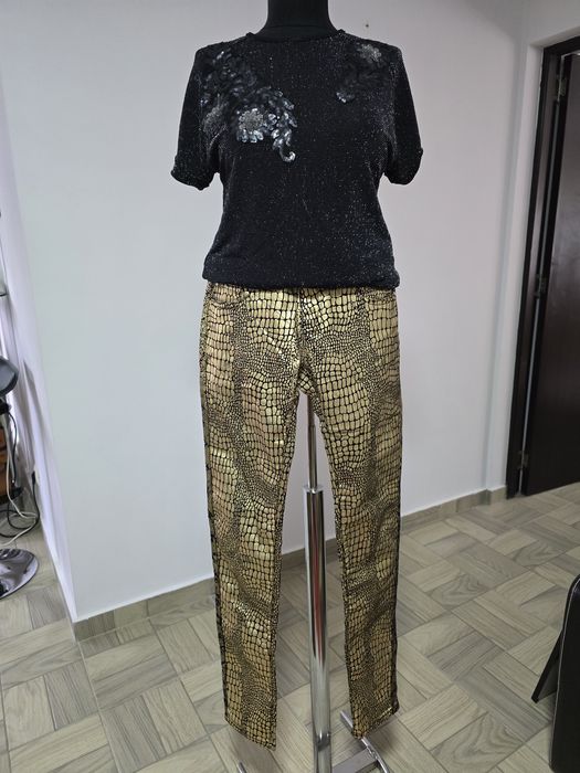 Blugi cu imprimeu snake print auriu, model superb