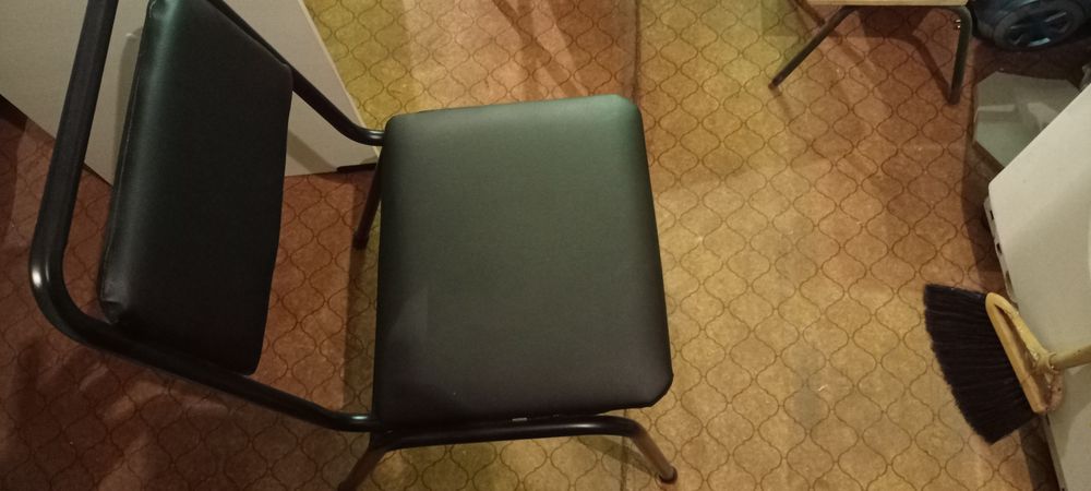 Продам парты 4 шт и 5 стульев