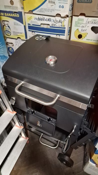 Grătar profesional pe lemne cu afumătumatoare