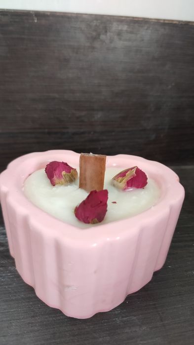 Свеча с ароматом розы в виде сердца