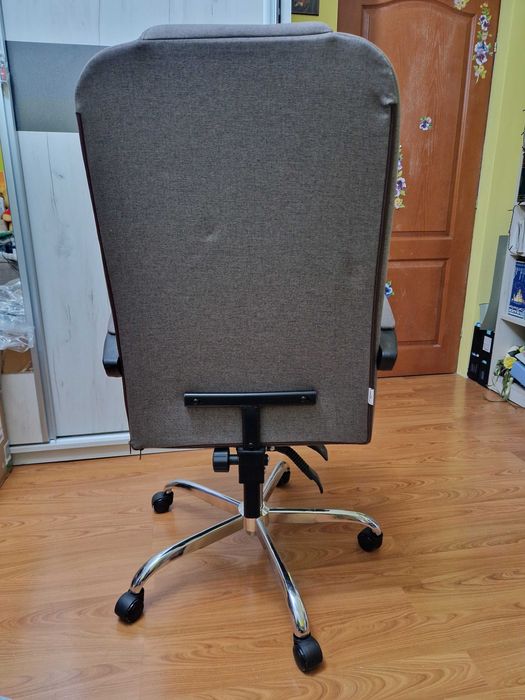 Scaun de birou ca nou, cu spatar rabatabil si suport pentru picioare