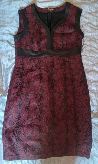 Рокля в цвят бордо с кожа