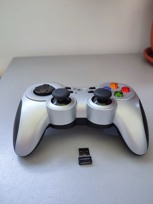 Gamepad wireless Logitech F710, controller PC - Stare foarte buna