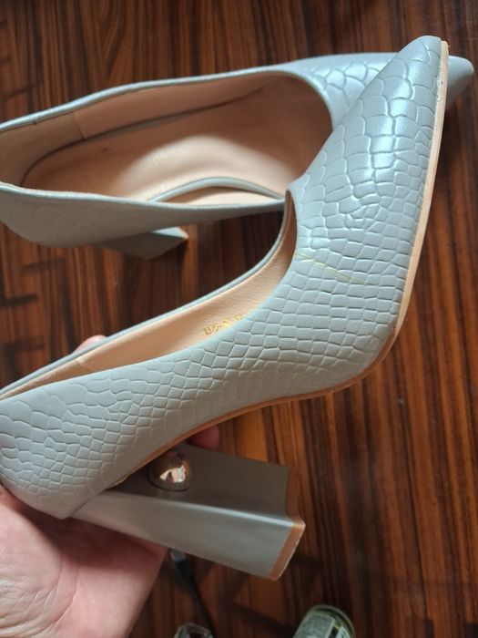 Ayollar nafis tuflisi. Toʻy-bazmlar va kundalik uchrashuvlar uchun.