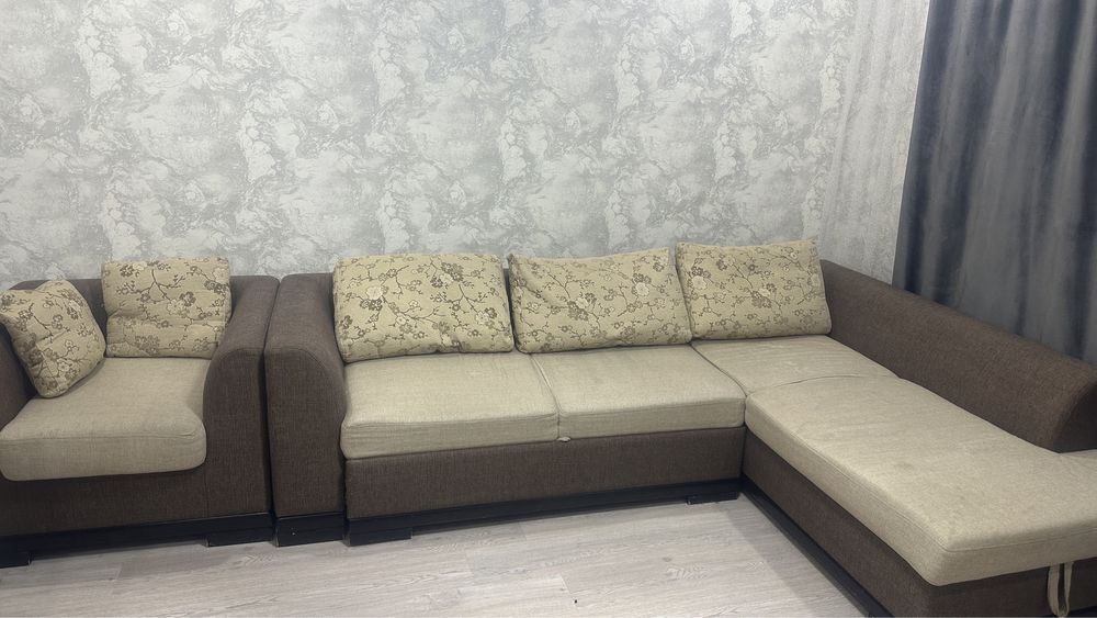 Продам угловой диван с креслом