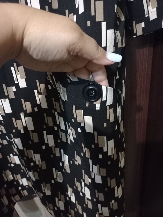 Rochie cu model clasic , cu despicstura și bareta cu nasturi la gât.