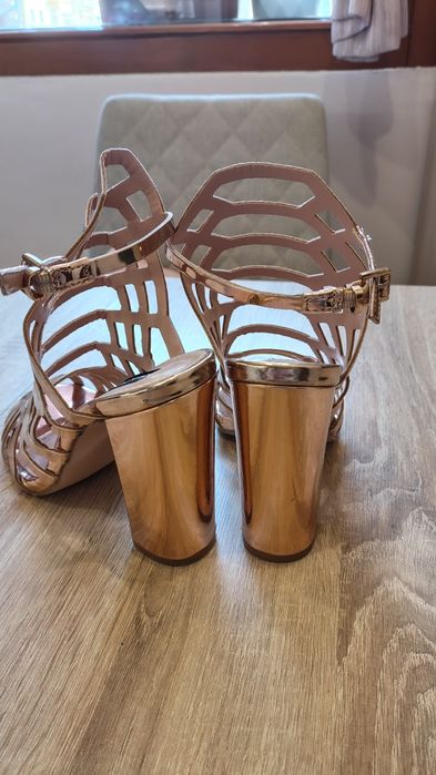 Златни сандали размер 38