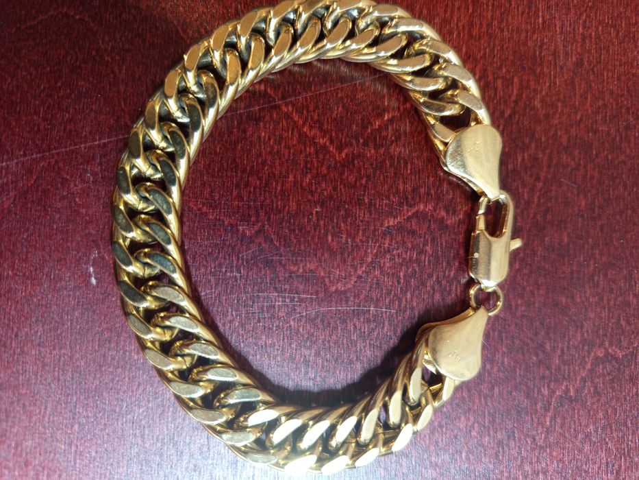 Масивна позлатена гривна