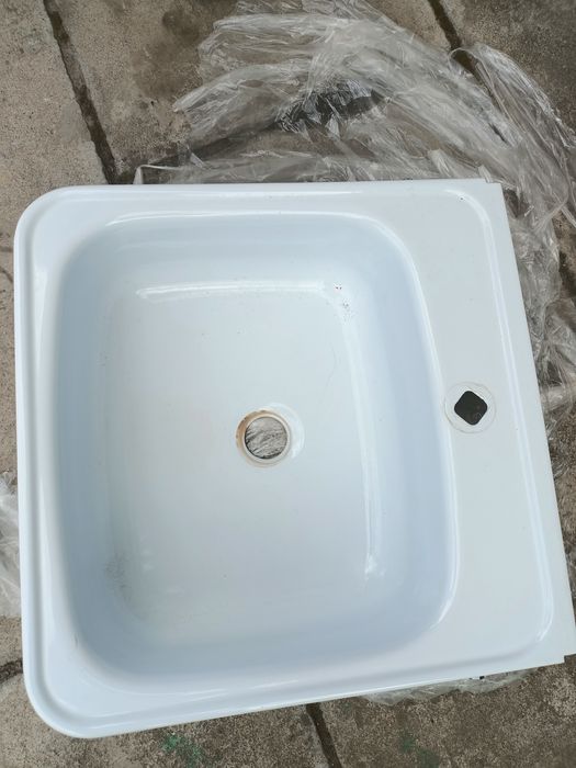 Белая новая мойка