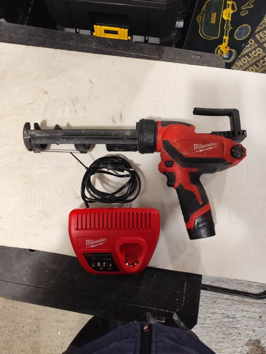 Милуоки Акумулаторен пистолет за силикон MILWAUKEE M12PCG310C  комплек