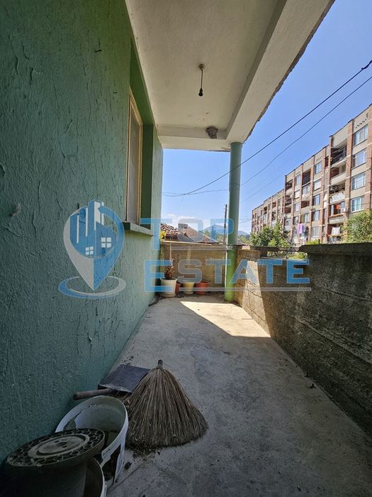 Тухлен етаж от къща с двор в град Елена