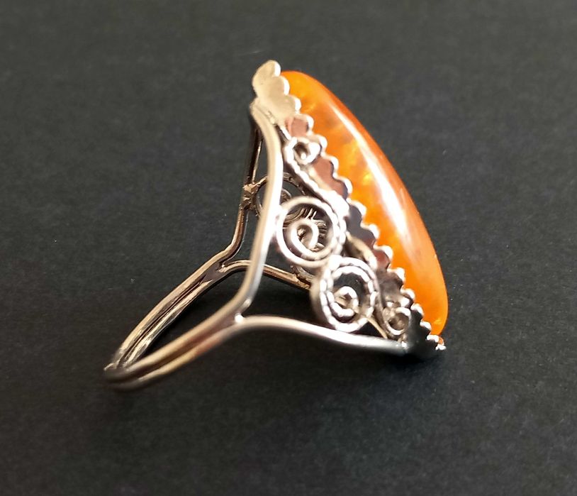 Дамски пръстен с кехлибар