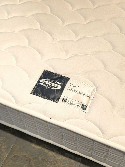 Saltele hoteliere Simmons Deluxe cu urme decente de folosire