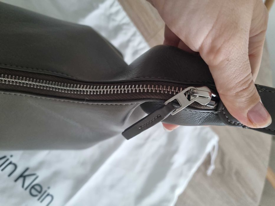 оригинална чанта Calvin Klein Hardware Strap Hobo