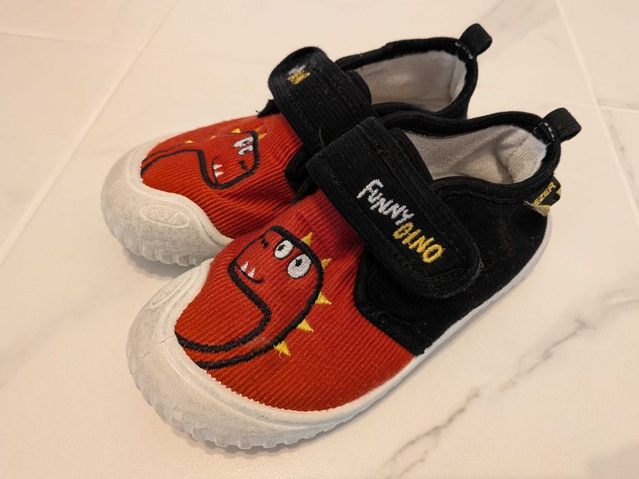 Подарявам 10 чифта запазени детски обувки размер 29 - 30 - София