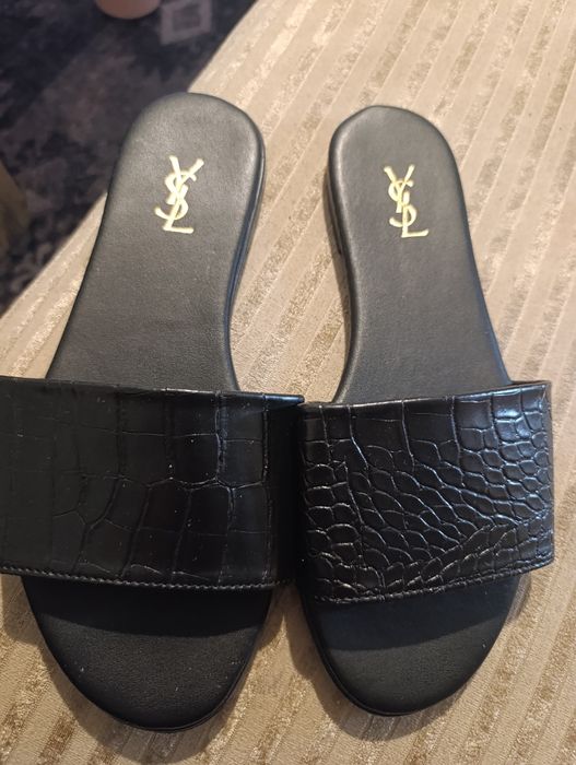 Страхотни нови чехли YSL