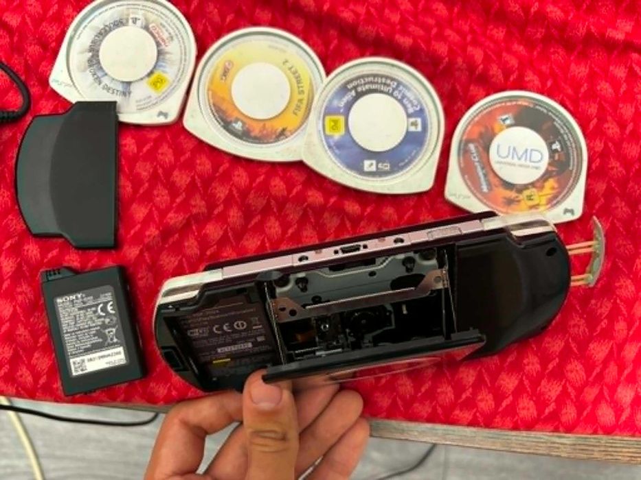Consola PSP 2004 in stare perfecta + 4 jocuri PSP + 4GB SONY microSD card