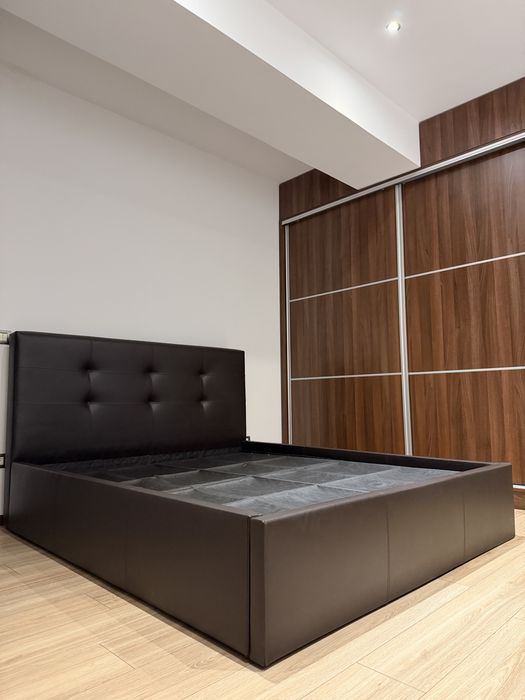 Pat matrimonial tapițat maro + ladă depozitare + somieră metalică