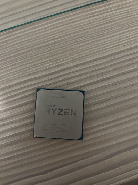 Vând procesor AMD Ryzen 5 2400g+cooler